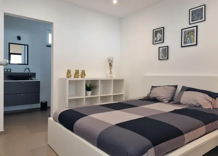Maisonnette Entierement Renovee